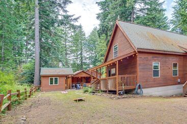 Landhus Cle Elum Cabin W/ Hot Tub, 4 Grills & Game Room!