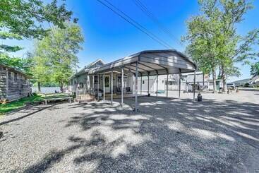 Cottage On Lamoka Lake W/ Deck, Grill & 3 Kayaks