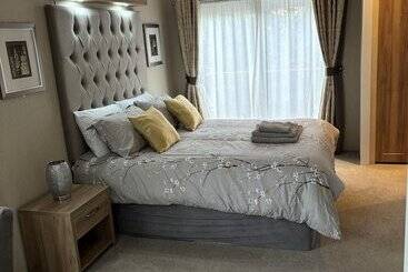 Cozy Edinburgh Lodge With Stunning Views