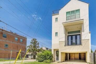 کلبه Houston Home W/ Rooftop Patio 3 Mi To Downtown!