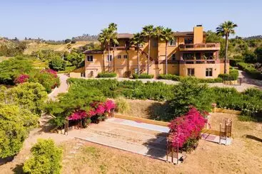 Mökkimajoitus Keys Creek & Casita   Avantstay Sleeps 30 Estate Vineyard, Pool, Courts, Theater, Views