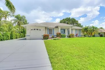 Mökkimajoitus Lakefront Venice Home: 4 Mi To Manasota Key Beach!