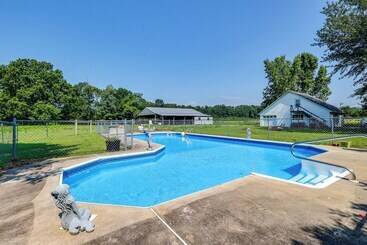 Dom wiejski Pet Friendly Falkville Home On A Working Farm!