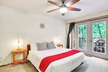 Mökkimajoitus Rhododendron Retreat W/ Hot Tub: Steps To River!