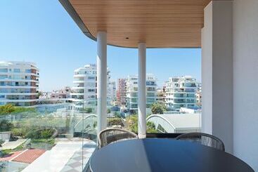 هتل آپارتمان Liv Mackenzie Beach Suites