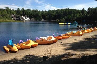 Resort High Falls Bay Cottages, Camping & Waterpark