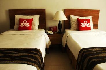 בית מלון כפרי Zen Rooms Sukajadi Sindang Sirna