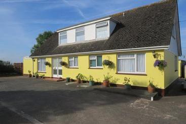 تختخواب و صبحانه Monterey Pines