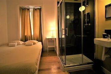 هاستل We Love F Tourists