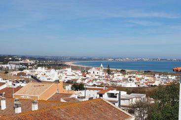 تختخواب و صبحانه Bela House