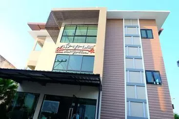 مُتل Naiya Place