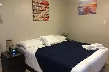 تختخواب و صبحانه The Pier Beach Inn & Suites