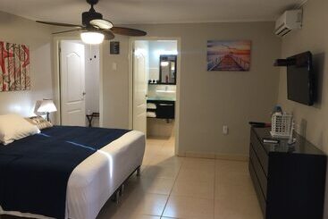 تختخواب و صبحانه The Pier Beach Inn & Suites