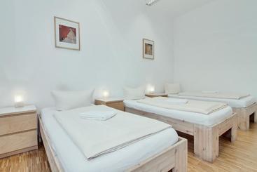 Carl Hostel München