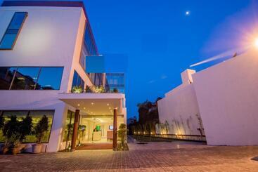 Hotel The Imperial Poonam