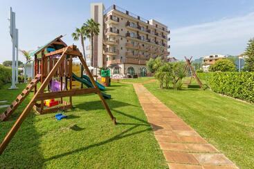 Almaluna Hotel & Resort