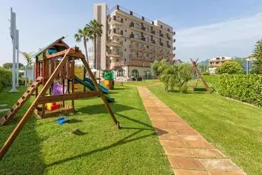 Almaluna Hotel & Resort