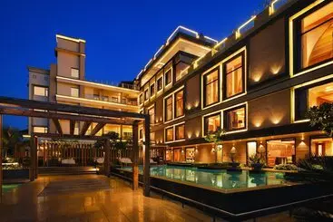 Hotel Ramada By Wyndham Varanasi Katesar