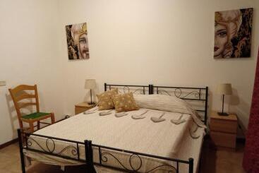 تختخواب و صبحانه San Nicolò House