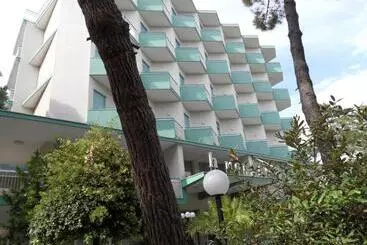 Hotelli Monaco   Parcheggio Incluso E Piscina