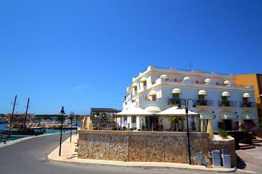 هتل Port Calandra