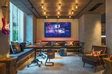 호텔 Moxy Osaka Honmachi By Marriott