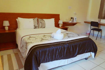 Pension (Hôtel basse catégorie) Qhwigaba Guest Lodge