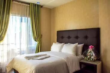 Hotelli Hôtel Hadaik Ain Asserdoune