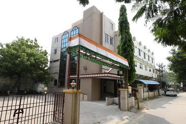 ホテル Oyo 7131 Amrita Inn