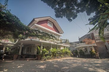 هتل Front One Boutique Baluran Malang