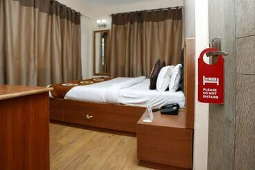 هتل Oyo 8816 Whispering Pines