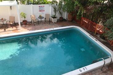 Hôtel The Big Coconut Guesthouse Gay Men S Resort