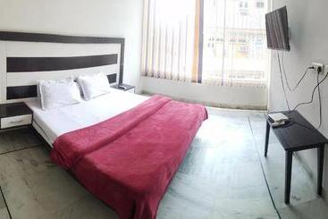 Отель Time Square Guest House