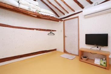 פנסיון Floral Space Hanok Guesthouse
