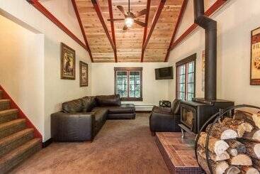 بيت Hideaway Above The Stream