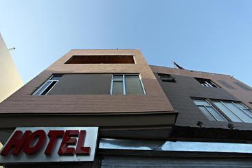 Hotell Oyo 2206 Rajawat Manor