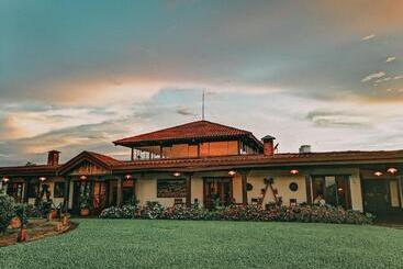 Villa Blanca Cloud Forest Hotel & Retreat