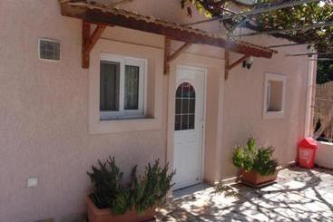 Marina Apartments & Studios