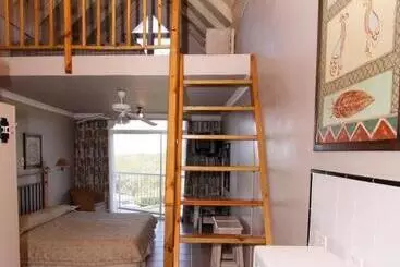 تختخواب و صبحانه The Reef Apartments