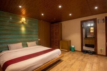 Everest Manla Resort