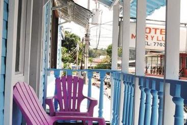 هتل Downtown By The Sea Inn Quepos