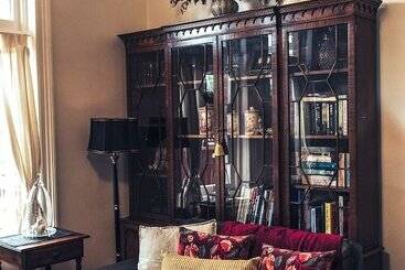 Cygnet Old Bank B & B Cafe & Gift Store