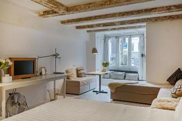 Aamiaismajoitus (B&B) The White Wilde Studio