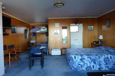 Nugget View Kaka Point Motels