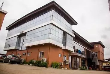 Glasshouse Hotel And Suites