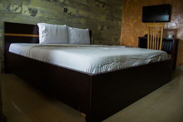 Glasshouse Hotel And Suites