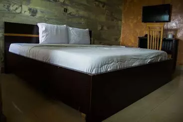 Glasshouse Hotel And Suites