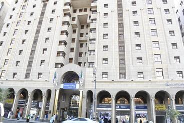 בית מלון כפרי Golden Tulip Al Shakreen