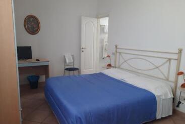 Отель Girasole House