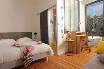 هتل Dormir En Ville